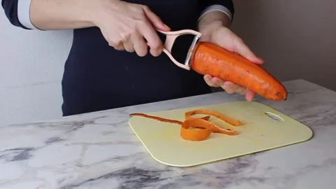 1knife, garlic, fresh, cooking, kitchen, person, food, diced, raw, process, cut, Stock-Footage 304749306
