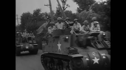 The 1st Cavalry Division arrives first in Tokyo and parades through the city in Vídeos de archivo 157263167