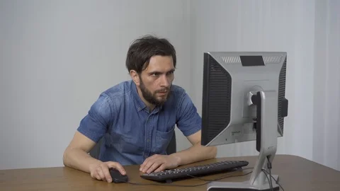 2 in 1. Man smiles infront of the computer. Man shows passive agression to the Vídeo Stock 116321903