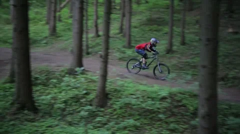 2 bikes running downhill through forest 库存影片 39352106