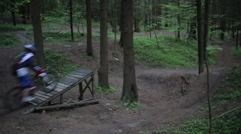 2 bikes on the way for extreme forest ramp jump! 库存影片 39352368