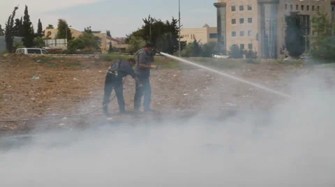2 brave firemen at work Stock-Footage 39464260
