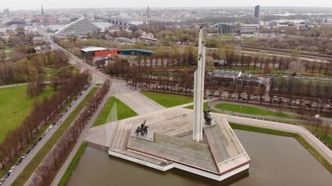 2 clips in 1. The drone flies around Victory memorial to soviet army. Latvia. Vídeos de archivo 100251359