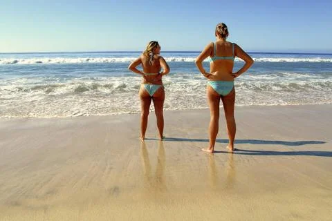  2 Damen am Strand von Jandia auf Fuerteventura . trauen sich noch nicht i... Stock Photos