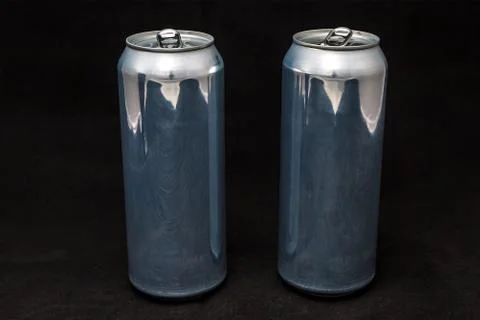 2 empty aluminium cans. Scratched and open, in black background. Stock-Fotos