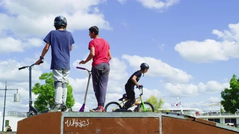 2 friends on scooters Video stock 149433424