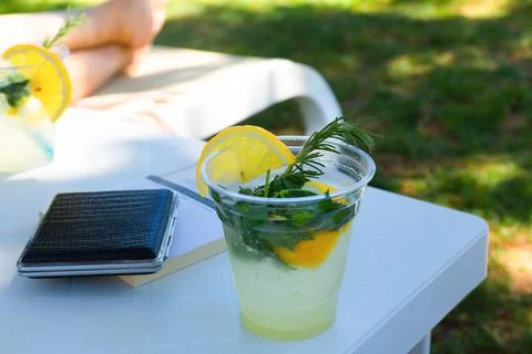 2 glasses of cold mojito Stockfoto's