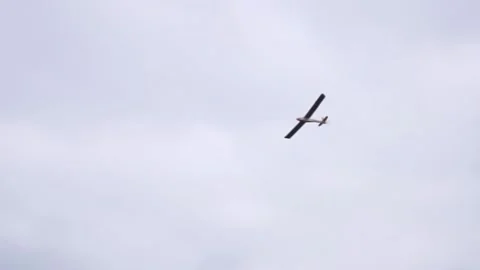 2 gliders in the sky with cloudy backgrounds + ZOOM IN/ ZOOM OUT Video stock 162976107