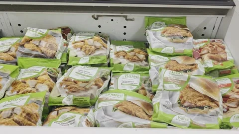 2 May 2024 Los Angeles, California - Various Chicken Sandwich Grocery Vídeos de archivo 307132853