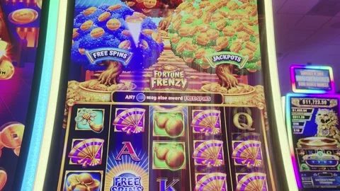 2 May 2024 Los Angeles, California - Slot Casino Gambling Games Playing Vidéo 319921111