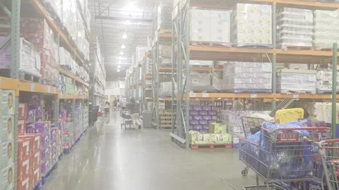 2 May 2024 Los Angeles, California - Walking Grocery Supermarket Store Retailer Vidéo 340111482