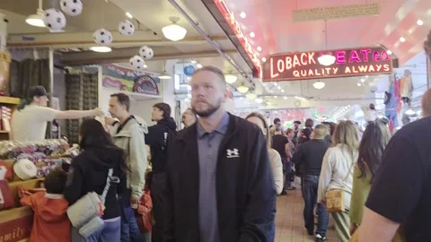 2 May 2024 Seattle, Washington - Walking Pike&amp;#039;s Place Restaurant Food 库存影片 338425086
