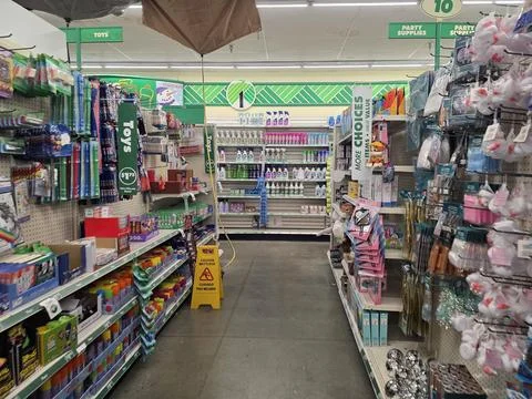 2 May 2026 Long Beach, California - Walking Inside of Grocery Retailer Store Fotos Stock
