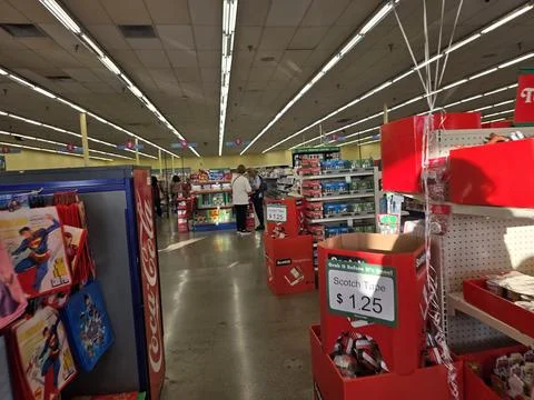 2 May 2026 Long Beach, California - Walking Inside of Grocery Retailer Store 库存照片