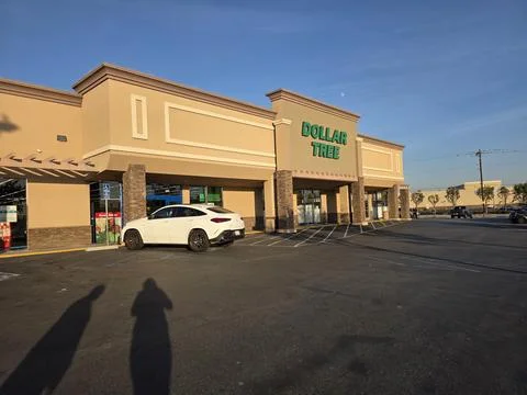 2 May 2026 Long Beach, California - Walking Inside of Grocery Retailer Store Stock-Fotos