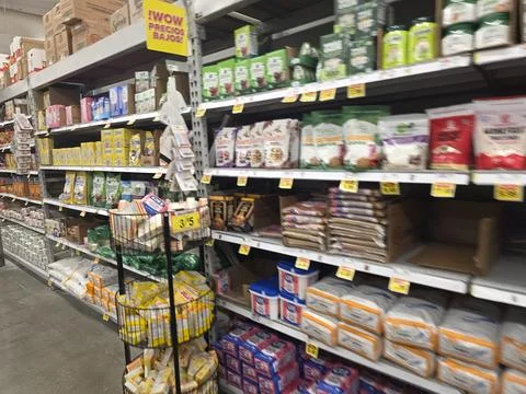 2 May 2026 Long Beach, California - Walking Inside of Grocery Retailer Store Fotos Stock