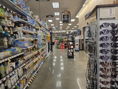 2 May 2026 Long Beach, California - Walking Inside of Grocery Retailer Store Fotos Stock