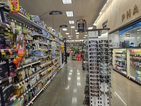 2 May 2026 Long Beach, California - Walking Inside of Grocery Retailer Store Fotos Stock