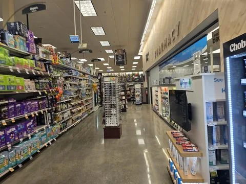 2 May 2026 Long Beach, California - Walking Inside of Grocery Retailer Store Fotos Stock