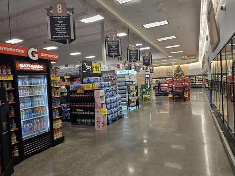 2 May 2026 Long Beach, California - Walking Inside of Grocery Retailer Store Fotos Stock