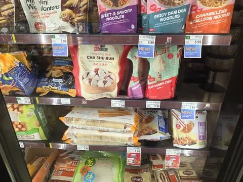 2 May 2026 Long Beach, California - Walking Inside of Grocery Retailer Store Fotos Stock