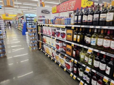 2 May 2026 Long Beach, California - Walking Inside of Grocery Retailer Store Fotos de archivo