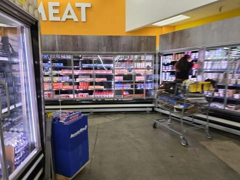 2 May 2026 Long Beach, California - Walking Inside of Grocery Retailer Store Fotos Stock