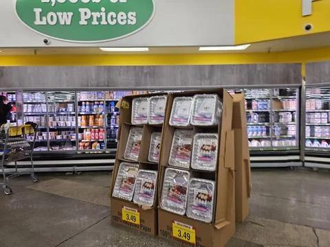 2 May 2026 Long Beach, California - Walking Inside of Grocery Retailer Store Fotos Stock