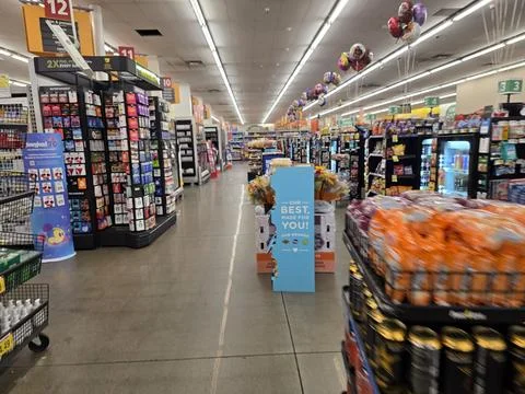 2 May 2026 Long Beach, California - Walking Inside of Grocery Retailer Store Fotos Stock