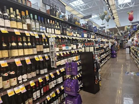 2 May 2026 Long Beach, California - Walking Inside of Grocery Retailer Store 库存照片