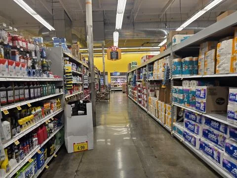 2 May 2026 Long Beach, California - Walking Inside of Grocery Retailer Store Fotos Stock