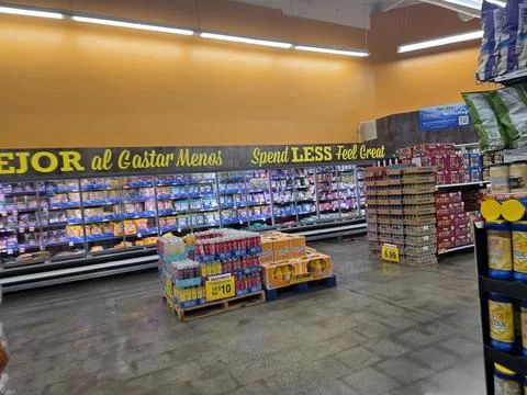 2 May 2026 Long Beach, California - Walking Inside of Grocery Retailer Store Fotos de archivo