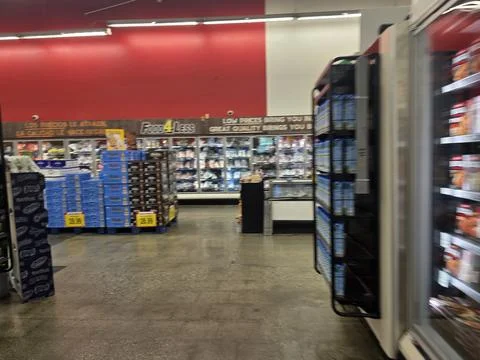 2 May 2026 Long Beach, California - Walking Inside of Grocery Retailer Store Stock-Fotos