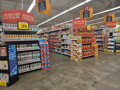2 May 2026 Long Beach, California - Walking Inside of Grocery Retailer Store Fotos Stock