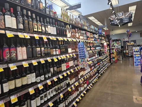 2 May 2026 Long Beach, California - Walking Inside of Grocery Retailer Store Stockfoto's