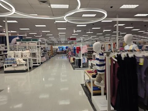 2 May 2026 Long Beach, California - Walking Inside of Grocery Retailer Store Fotos Stock