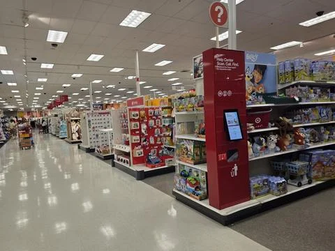 2 May 2026 Long Beach, California - Walking Inside of Grocery Retailer Store Fotos Stock