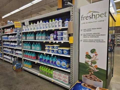 2 May 2026 Long Beach, California - Walking Inside of Grocery Retailer Store Fotos Stock