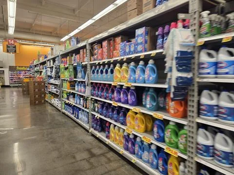 2 May 2026 Long Beach, California - Walking Inside of Grocery Retailer Store Stockfoto's