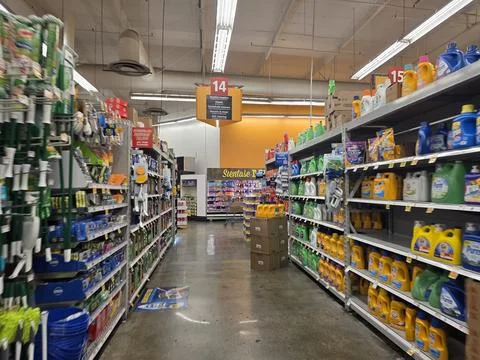 2 May 2026 Long Beach, California - Walking Inside of Grocery Retailer Store Stockfoto's