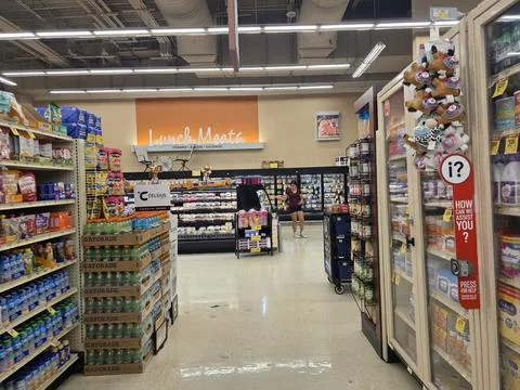 2 May 2026 Long Beach, California - Walking Inside of Grocery Retailer Store Fotos Stock