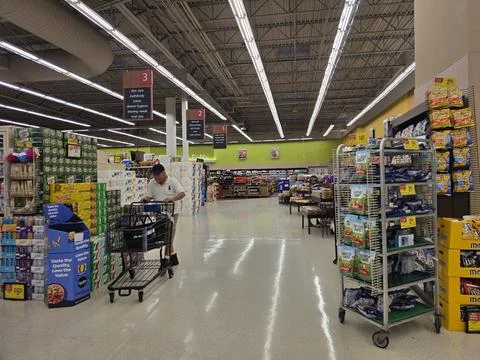 2 May 2026 Long Beach, California - Walking Inside of Grocery Retailer Store Fotos Stock