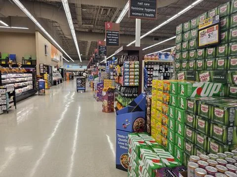 2 May 2026 Long Beach, California - Walking Inside of Grocery Retailer Store Fotos Stock