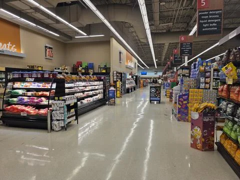 2 May 2026 Long Beach, California - Walking Inside of Grocery Retailer Store Fotos Stock