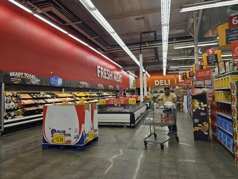 2 May 2026 Long Beach, California - Walking Inside of Grocery Retailer Store Fotos de archivo