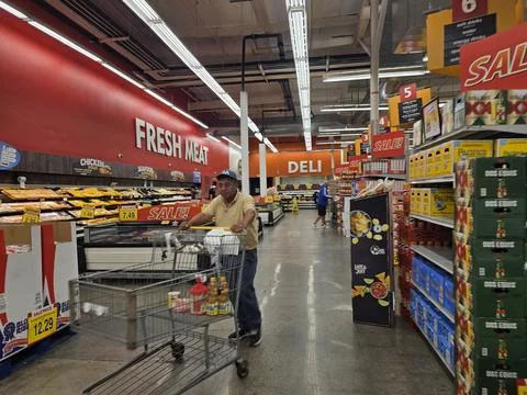 2 May 2026 Long Beach, California - Walking Inside of Grocery Retailer Store Fotos Stock