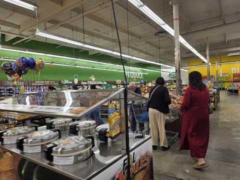 2 May 2026 Long Beach, California - Walking Inside of Grocery Retailer Store Fotos Stock