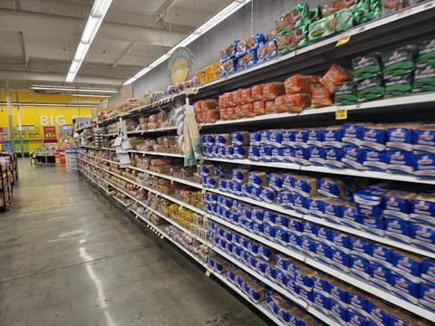 2 May 2026 Long Beach, California - Walking Inside of Grocery Retailer Store Fotos Stock