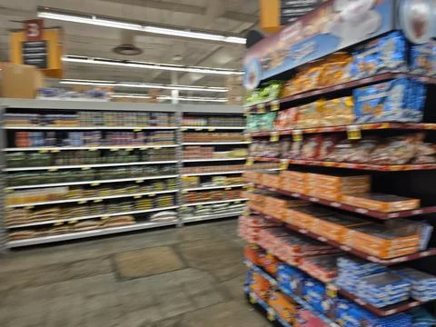 2 May 2026 Long Beach, California - Walking Inside of Grocery Retailer Store Fotos Stock