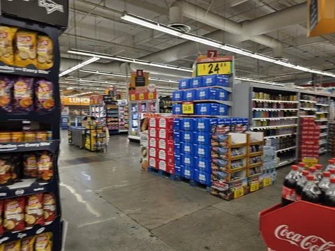 2 May 2026 Long Beach, California - Walking Inside of Grocery Retailer Store Fotos Stock